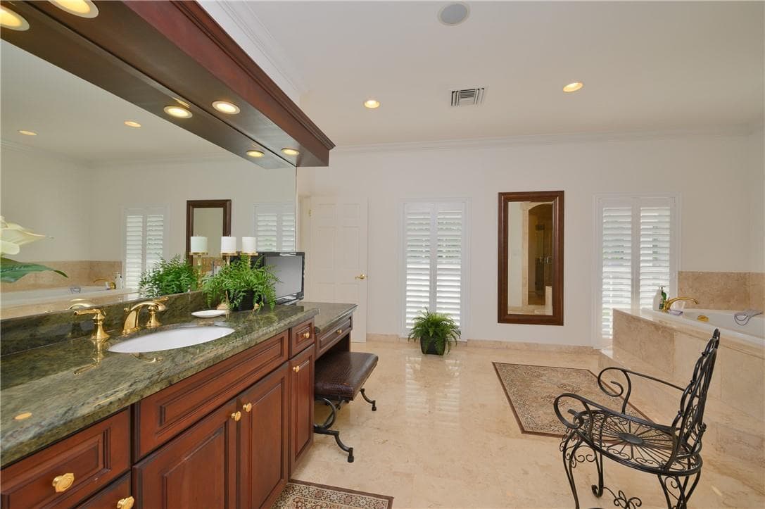 2 Compass Ln