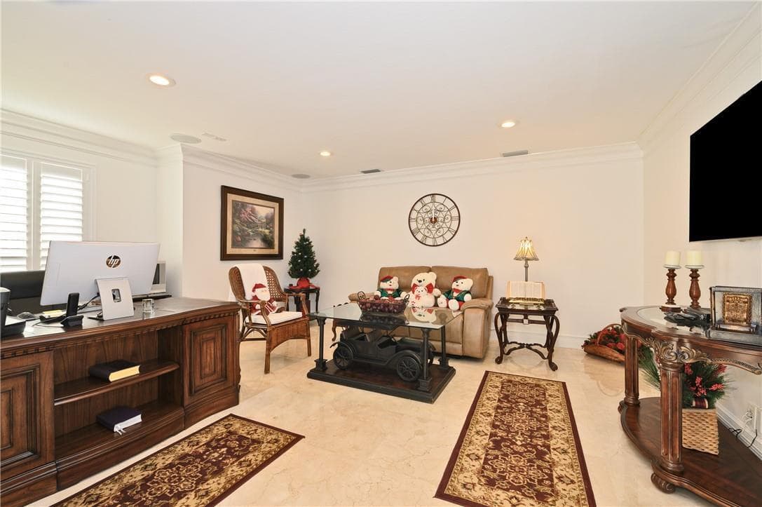 2 Compass Ln