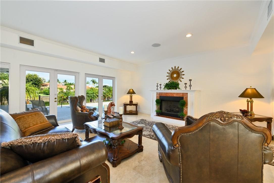 2 Compass Ln