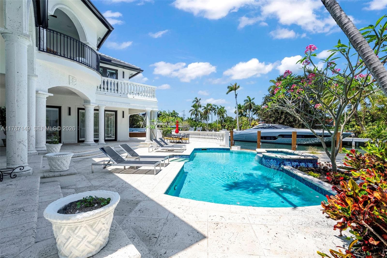 2561 Lucille Dr