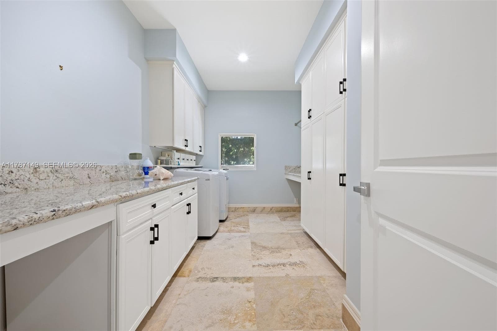 2561 Lucille Dr