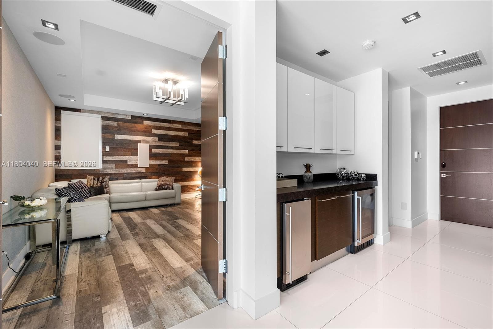 300 Royal Plaza Dr