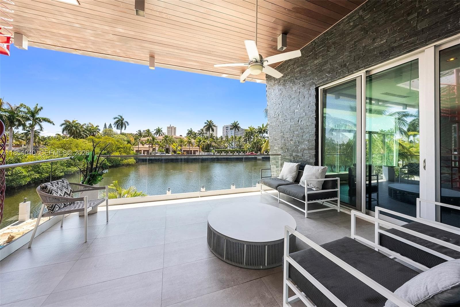 300 Royal Plaza Dr