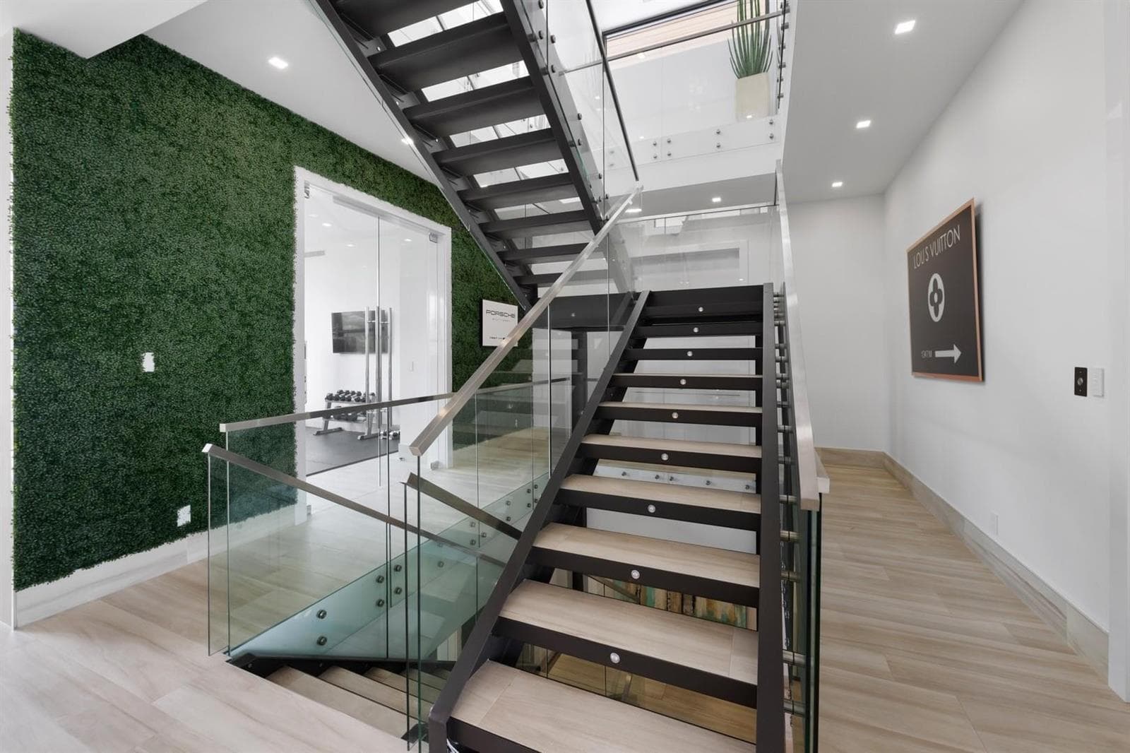 2437 Delmar Pl