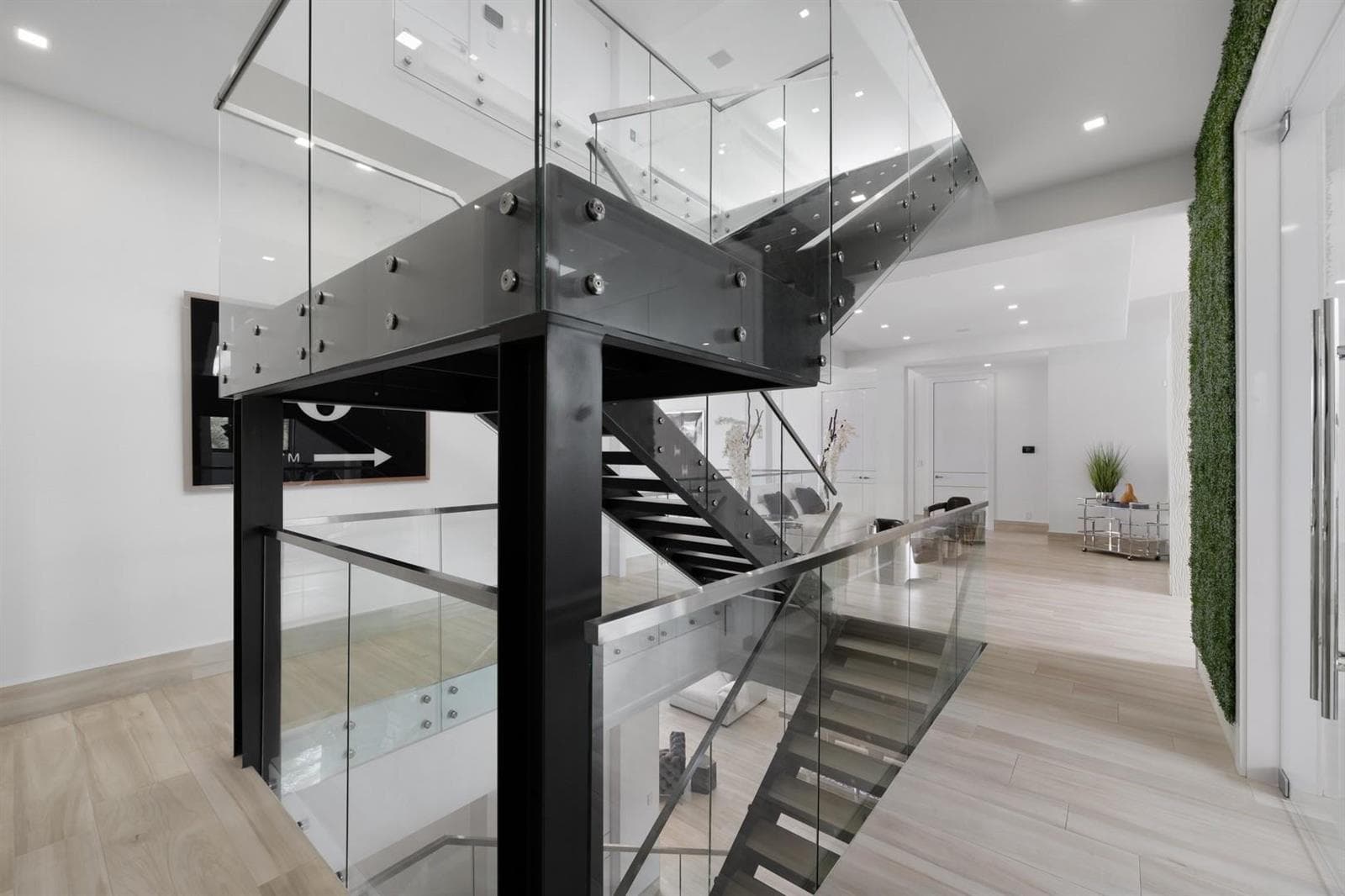 2437 Delmar Pl