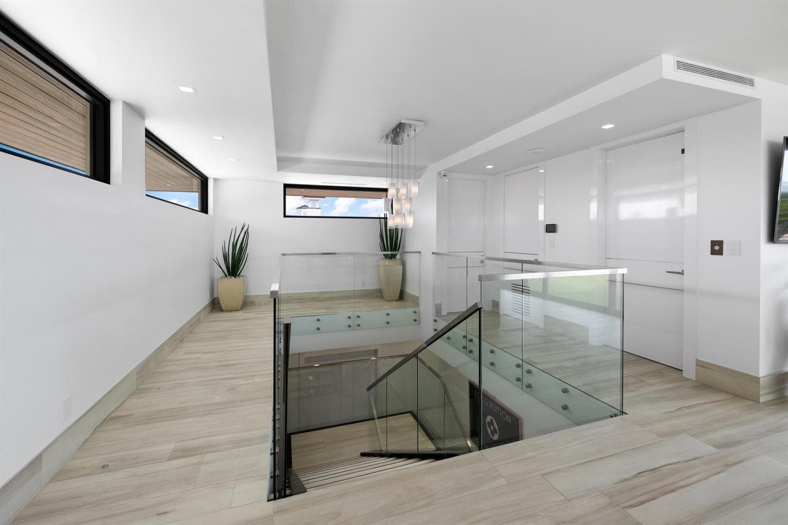 2437 Delmar Pl