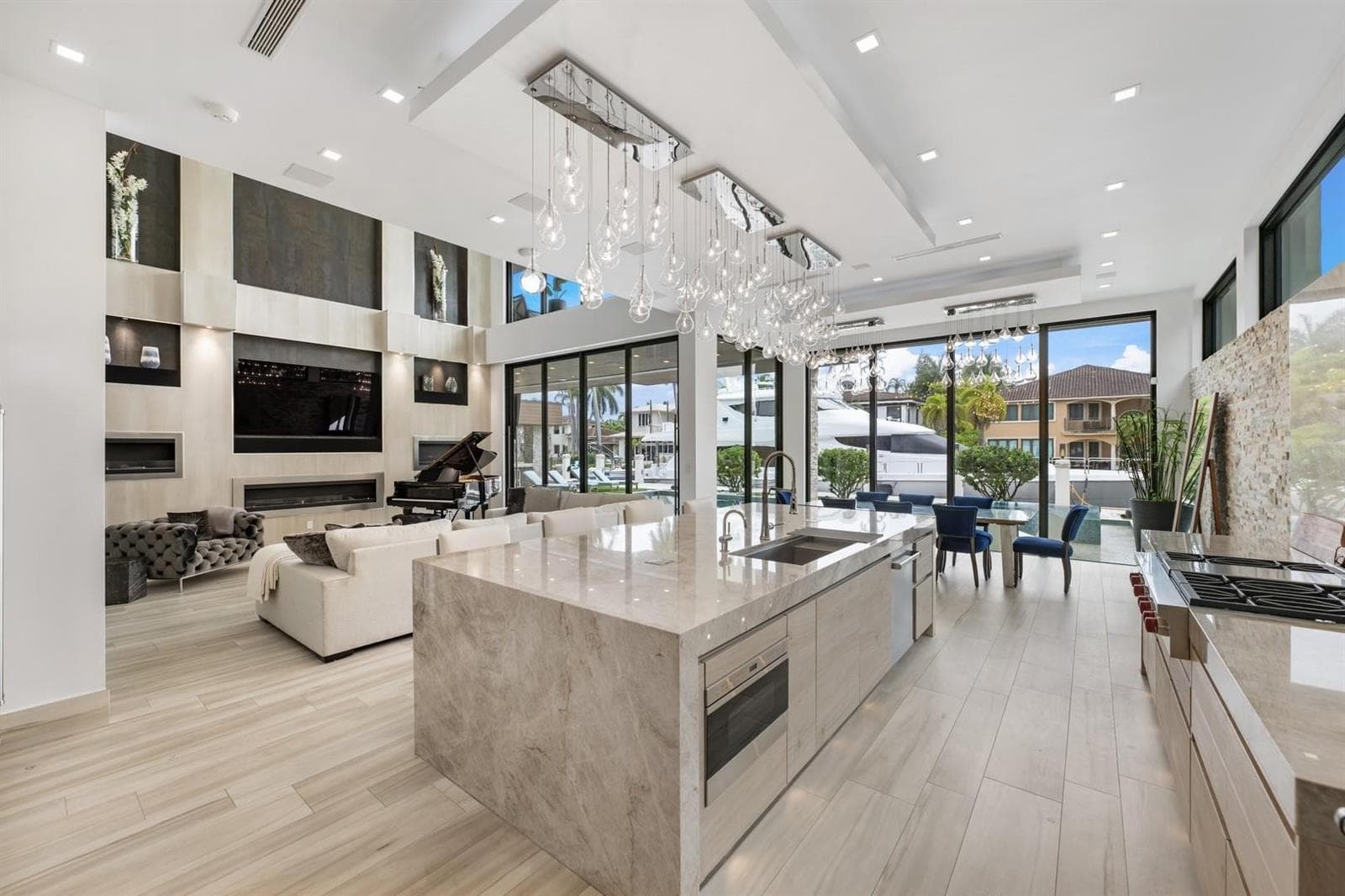 2437 Delmar Pl