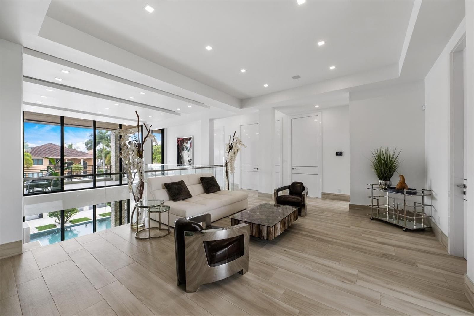2437 Delmar Pl