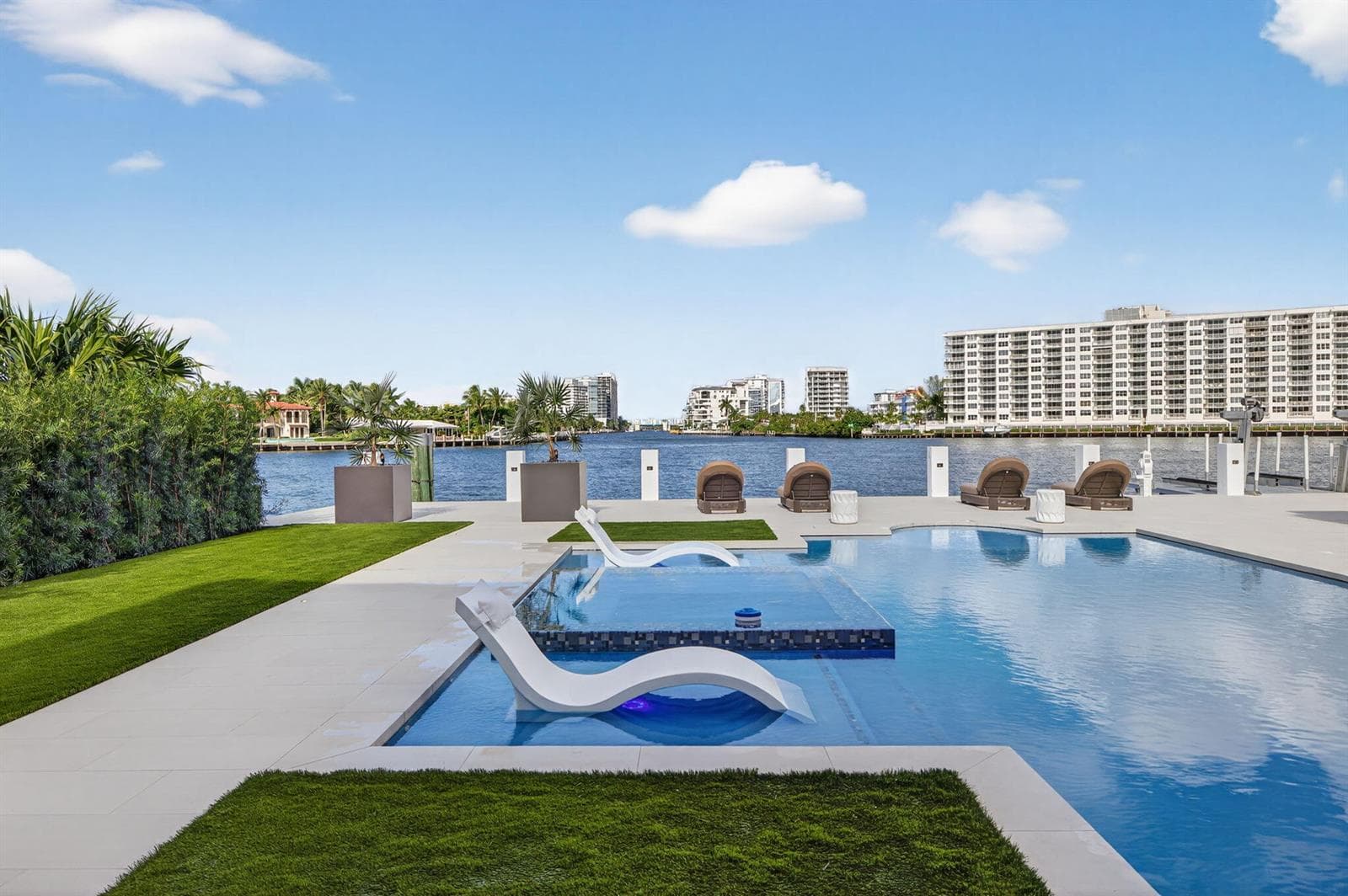 2533 Aqua Vista Blvd