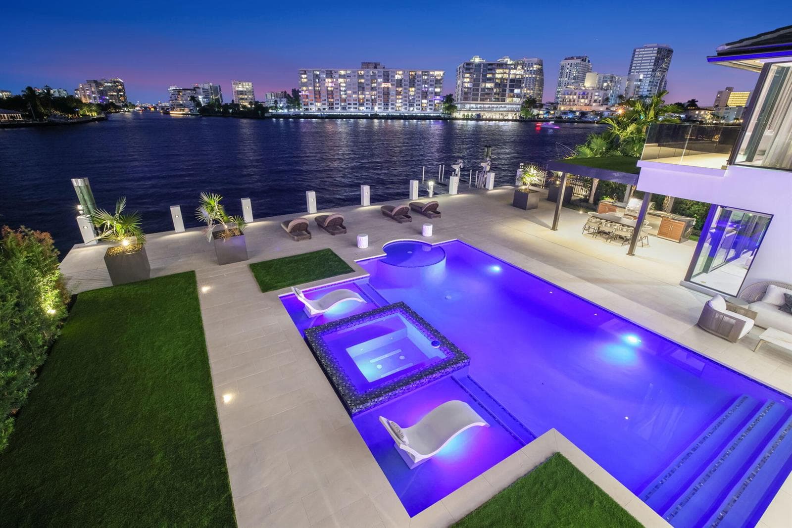 2533 Aqua Vista Blvd