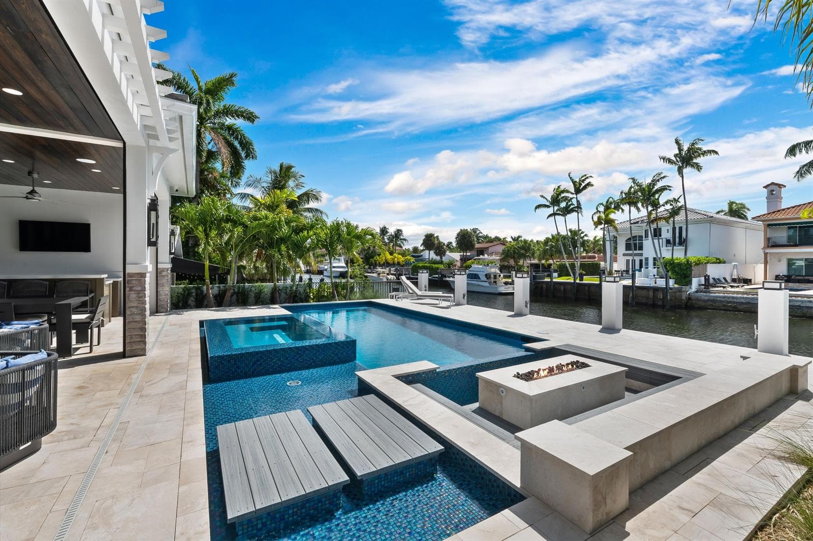 319 Coconut Isle Dr