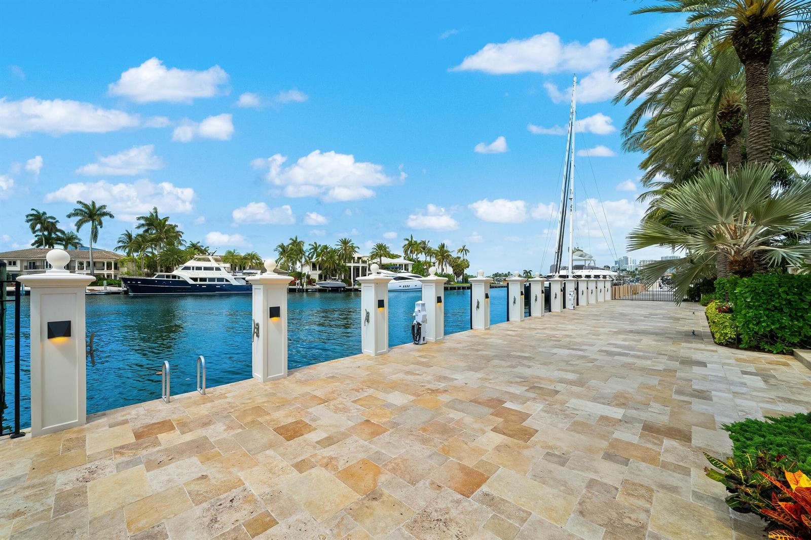 2430 Del Lago Dr