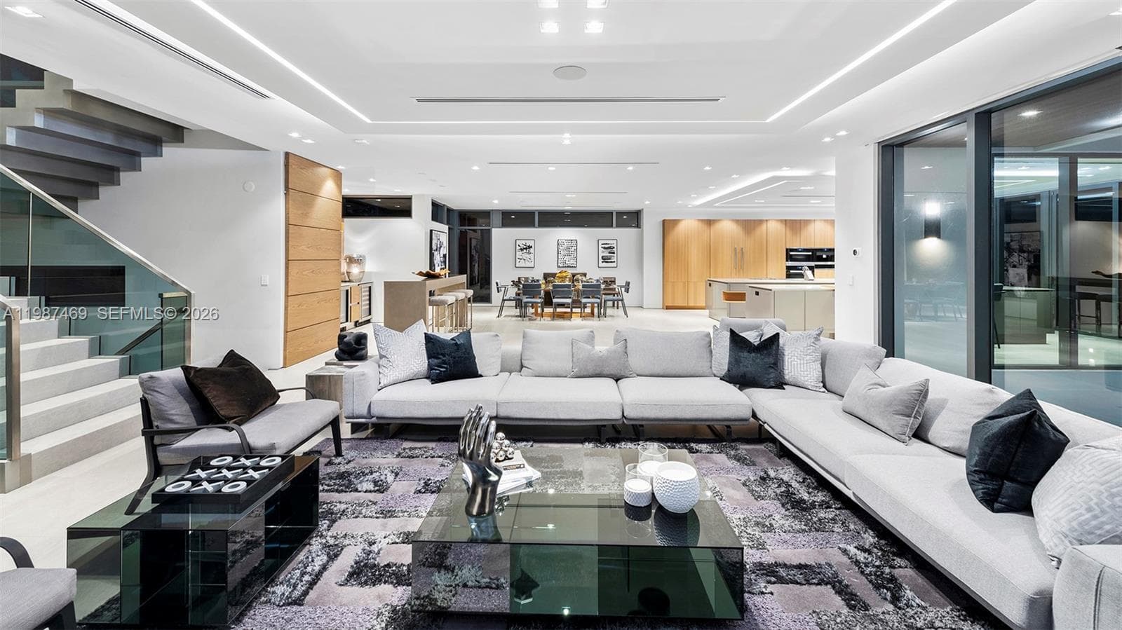 440 Mola Ave