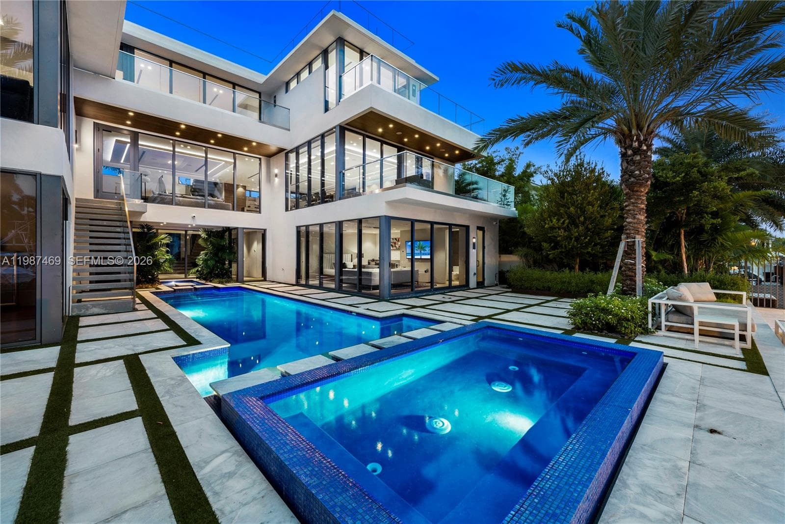 440 Mola Ave