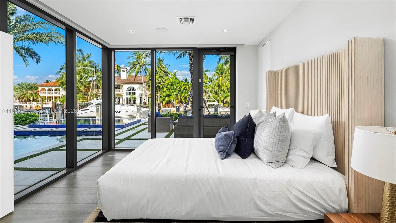 440 Mola Ave