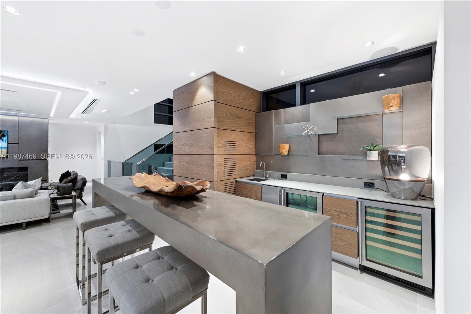 440 Mola Ave