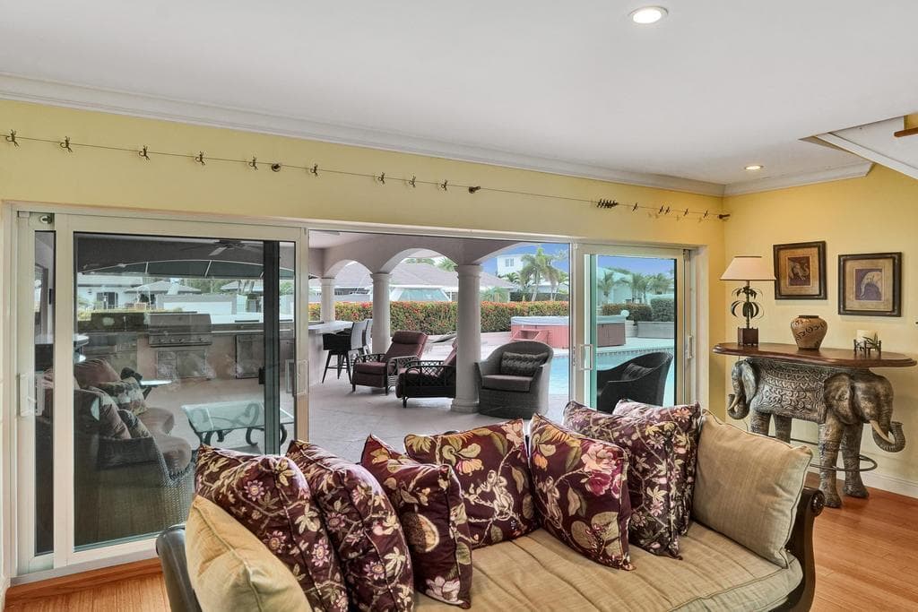 5530 Bayview Dr