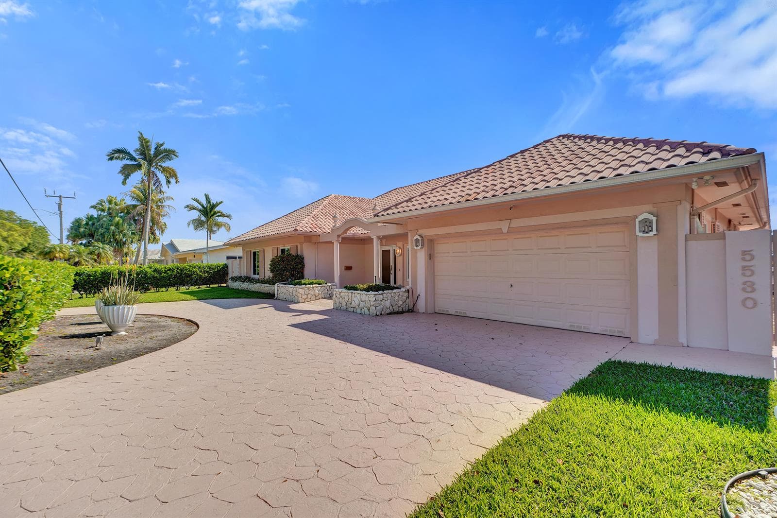 5530 Bayview Dr