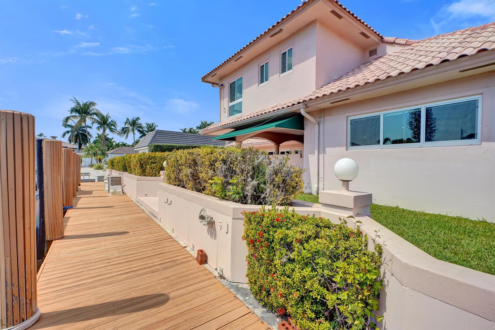 5530 Bayview Dr