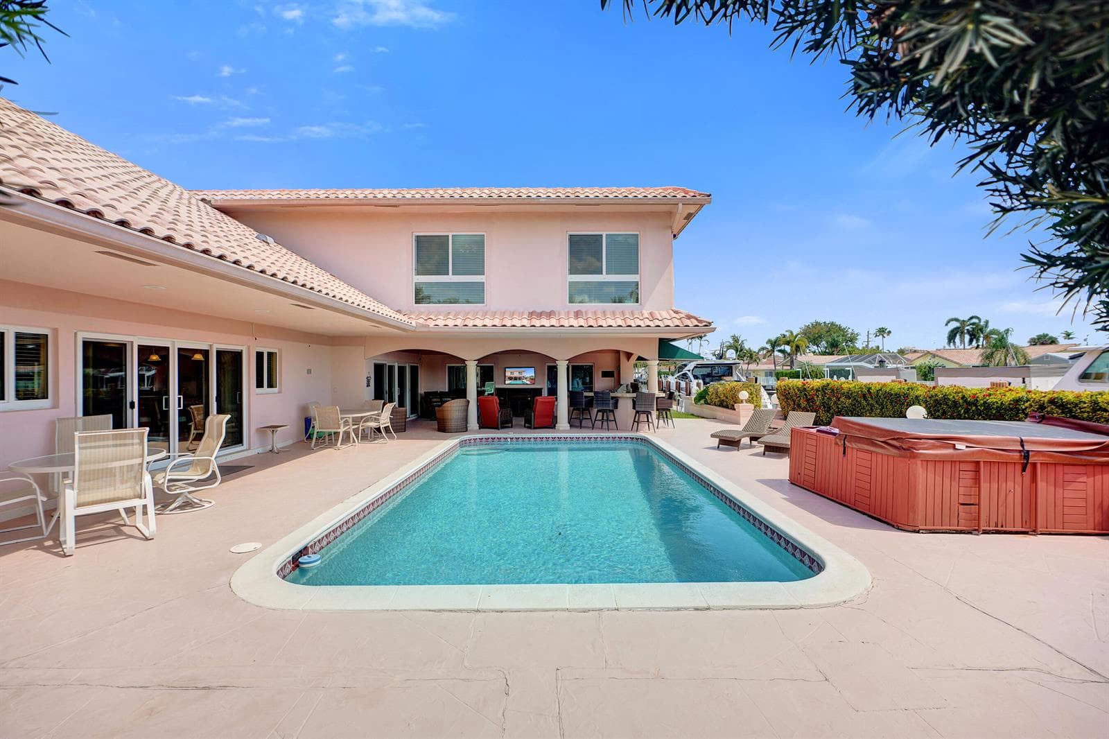 5530 Bayview Dr