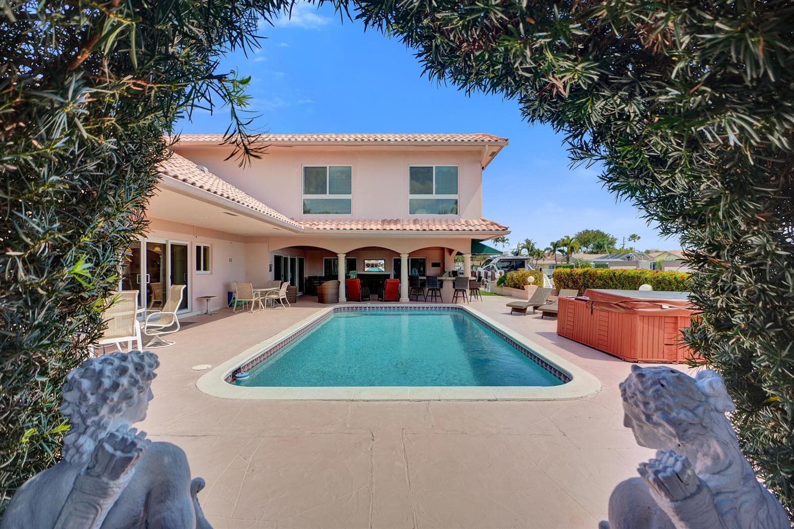 5530 Bayview Dr