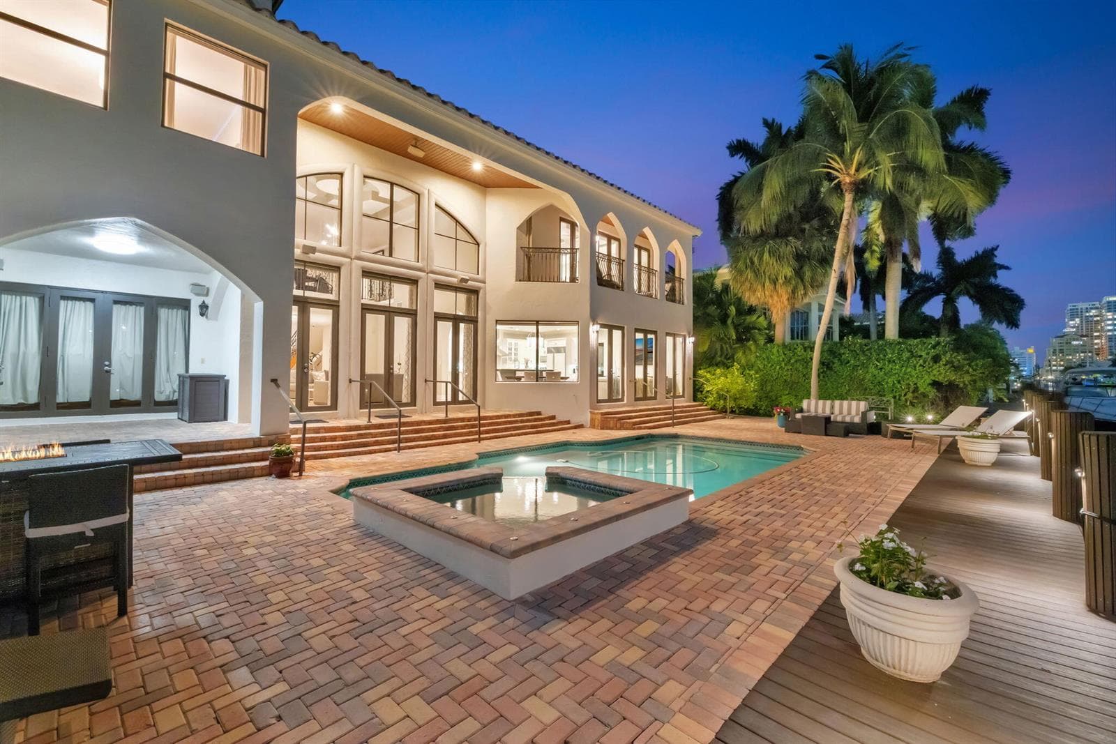 2406 Barcelona Dr