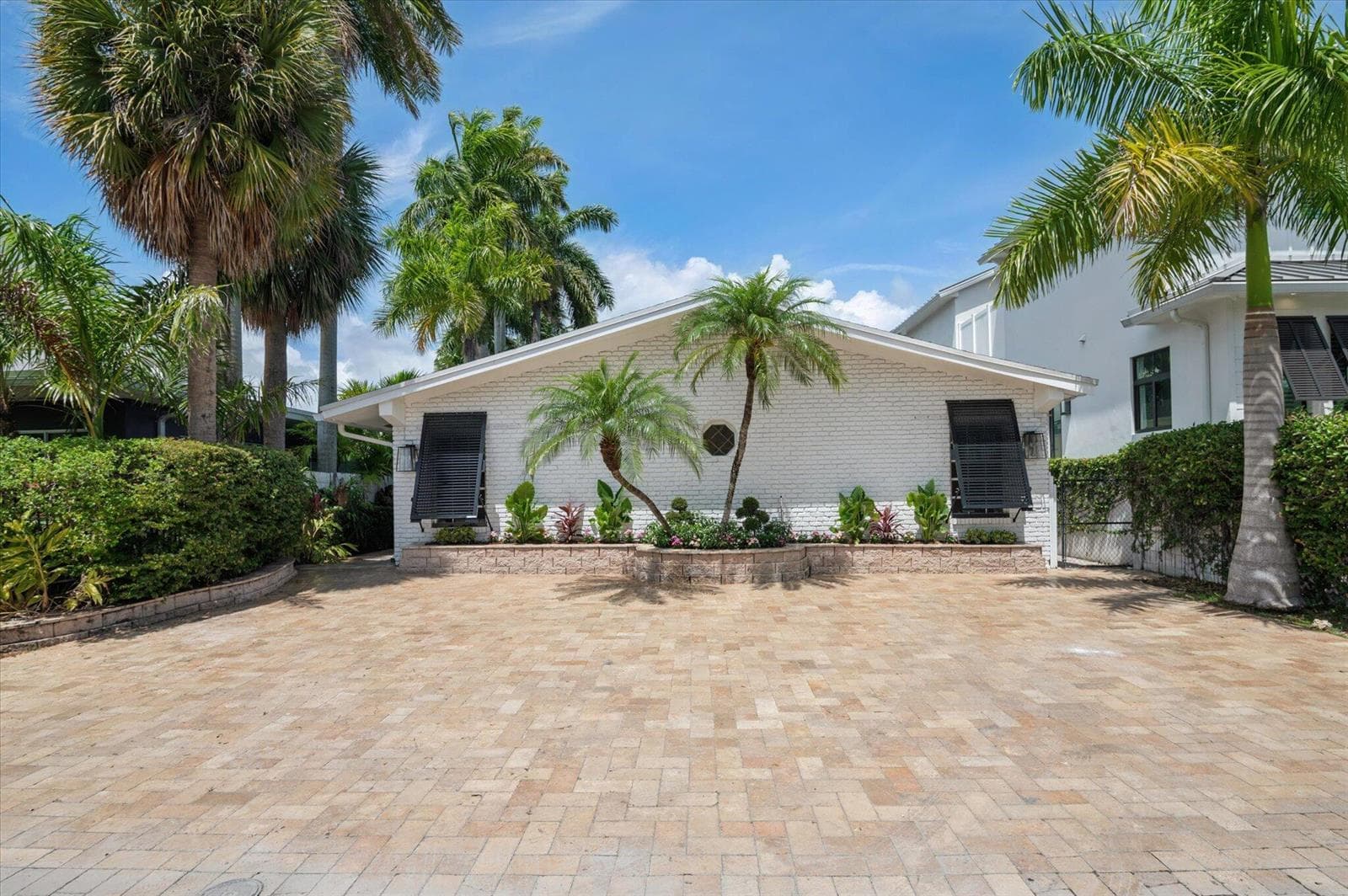 325 Coconut Isle Dr
