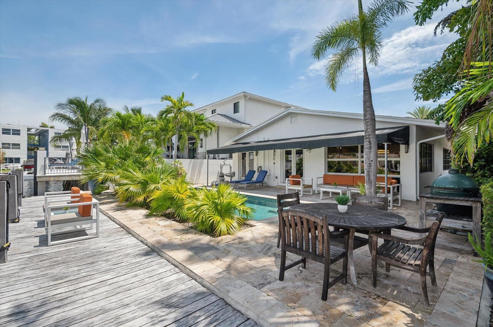325 Coconut Isle Dr