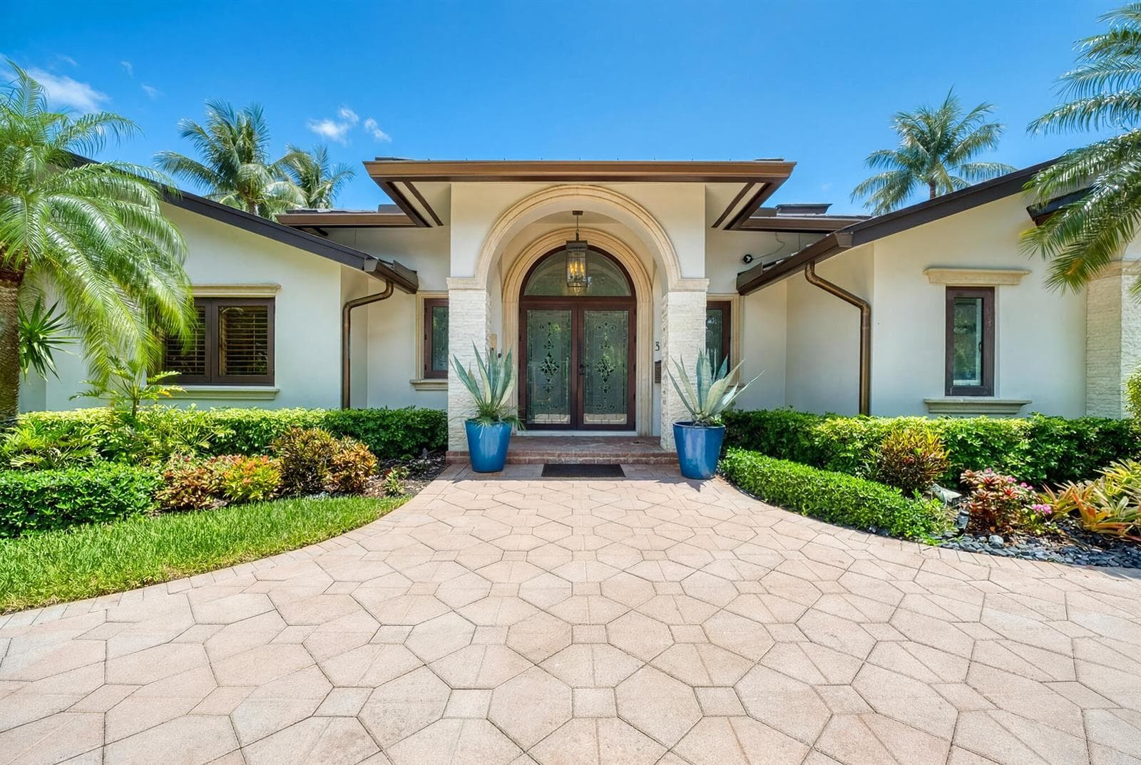 3233 NE 40th Ct