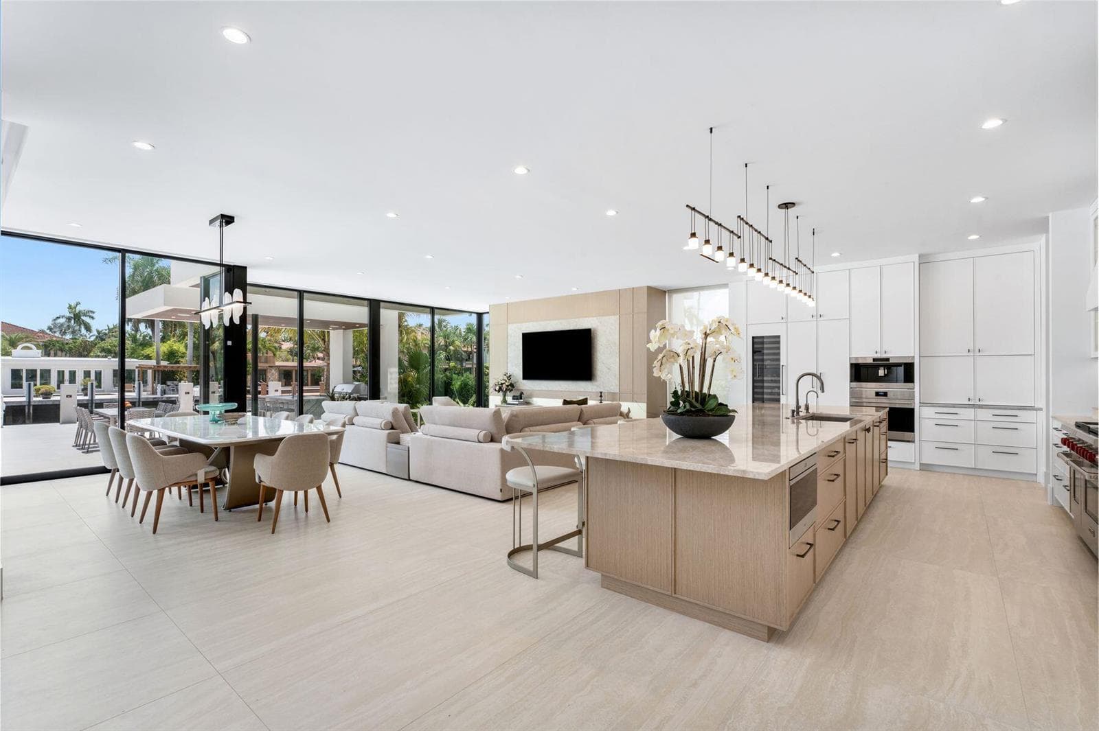 2400 Barcelona Dr