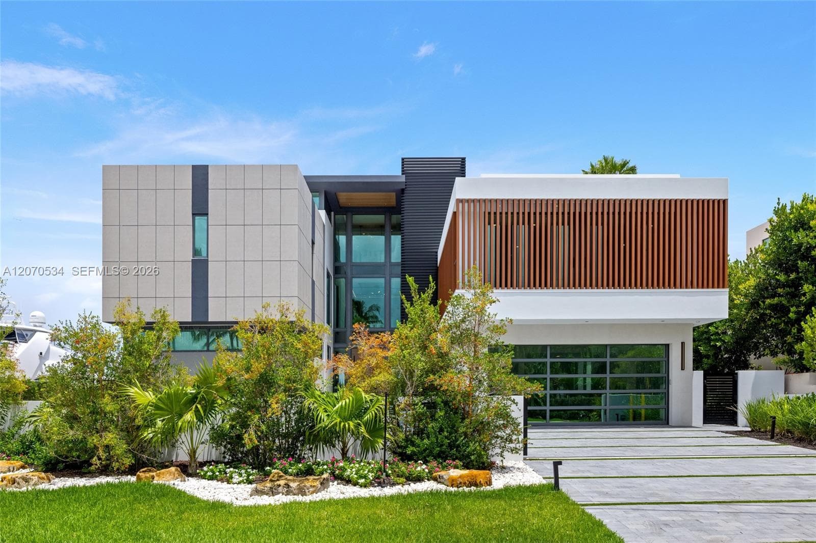 1400 W Lake Dr