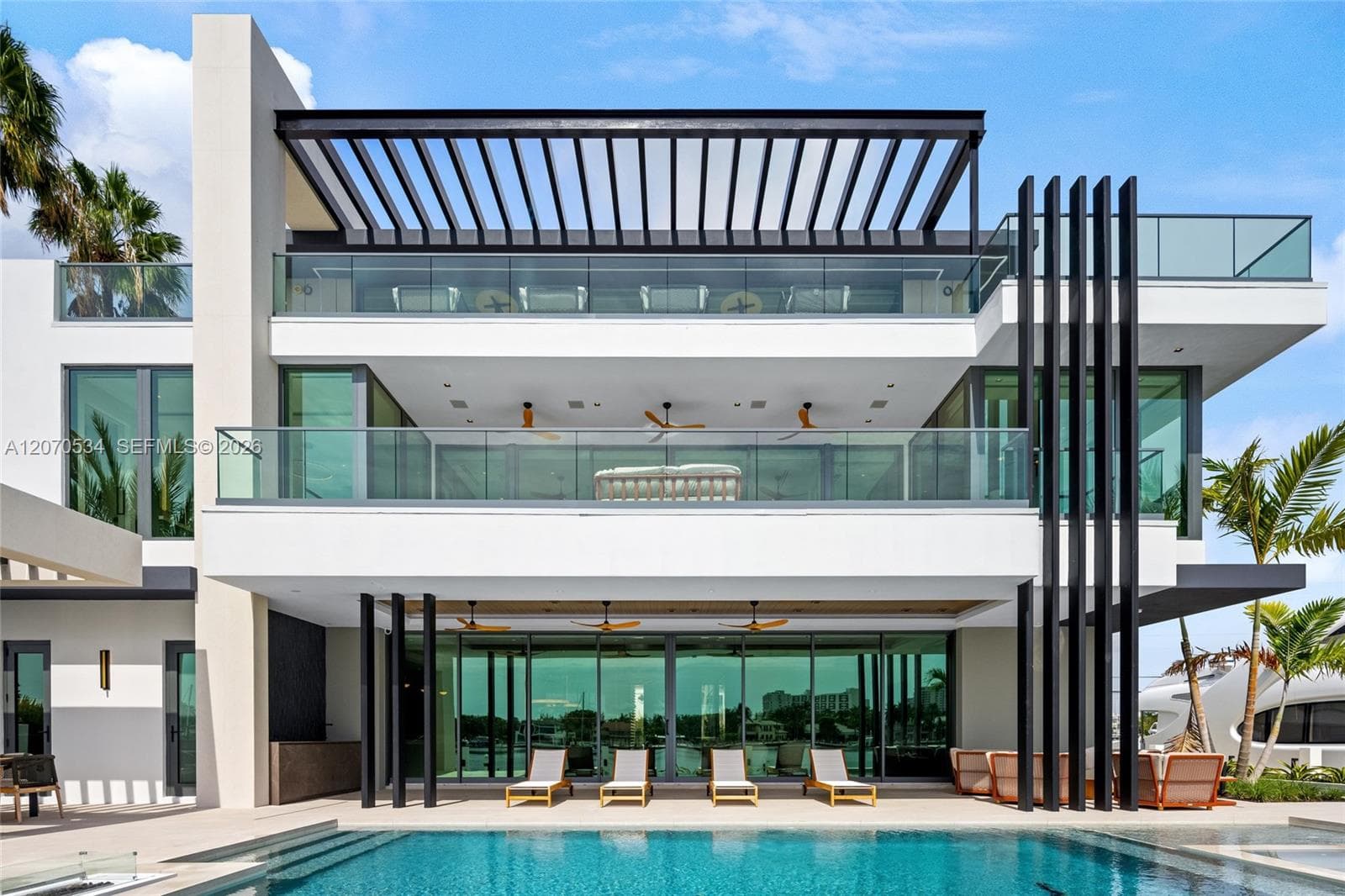 1400 W Lake Dr