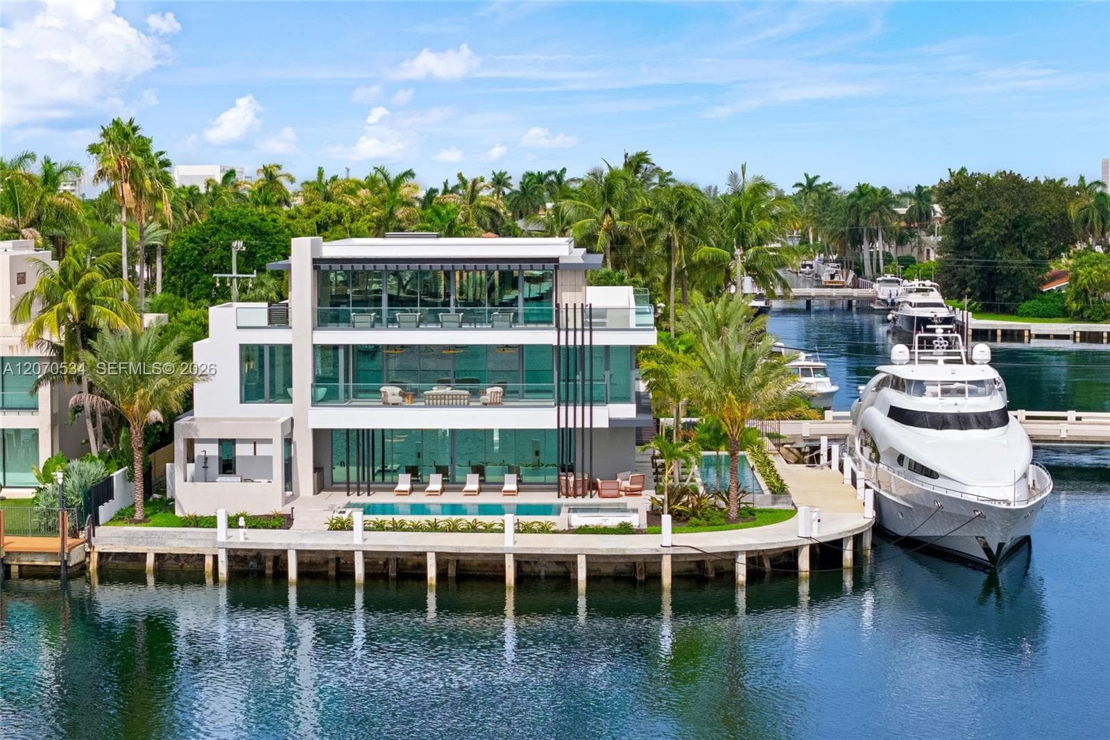 1400 W Lake Dr