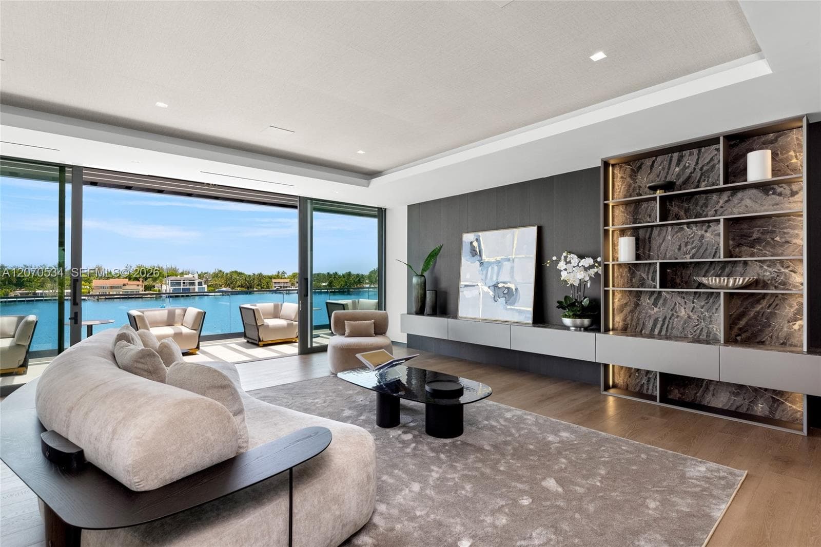 1400 W Lake Dr