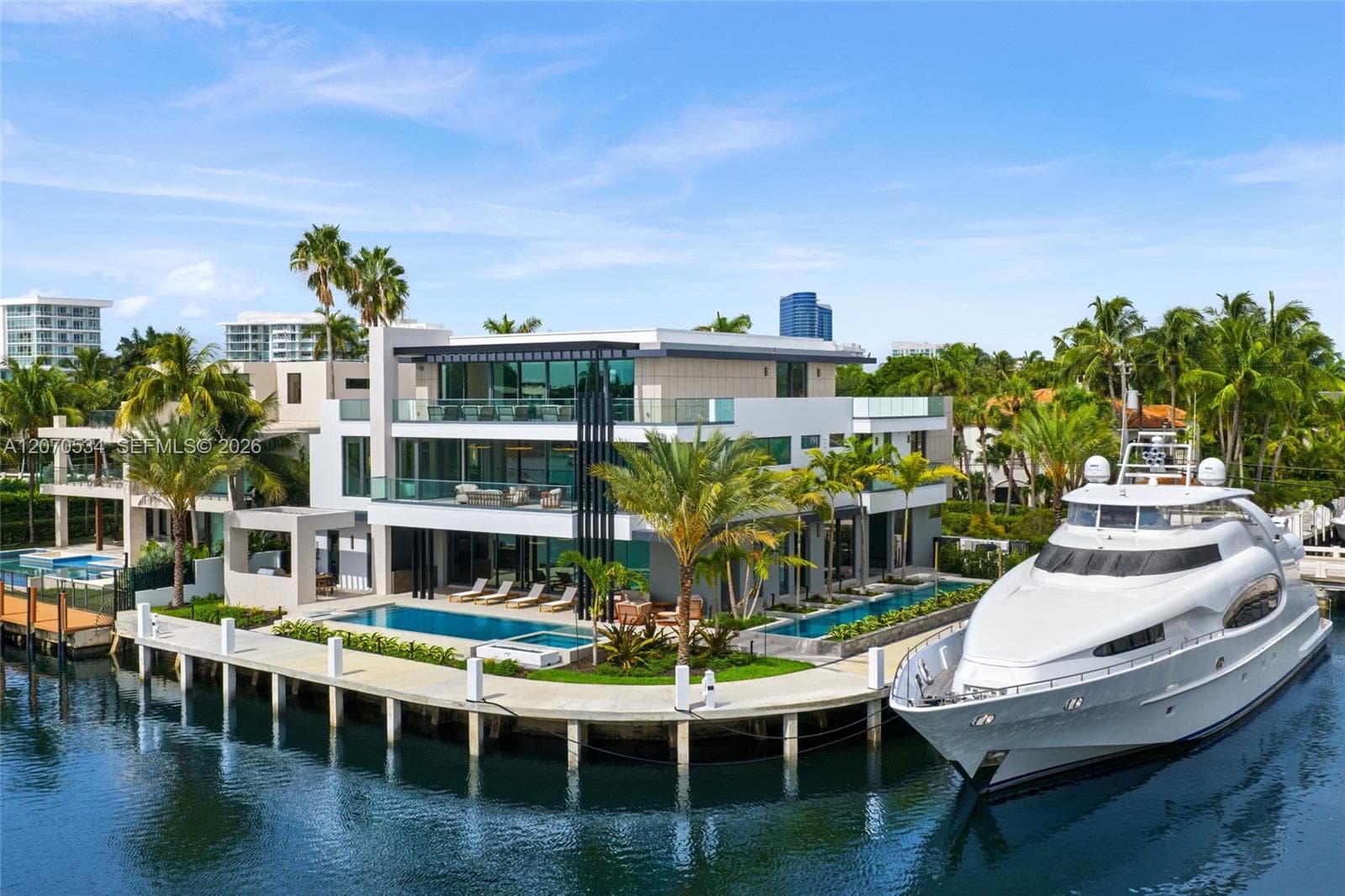 1400 W Lake Dr