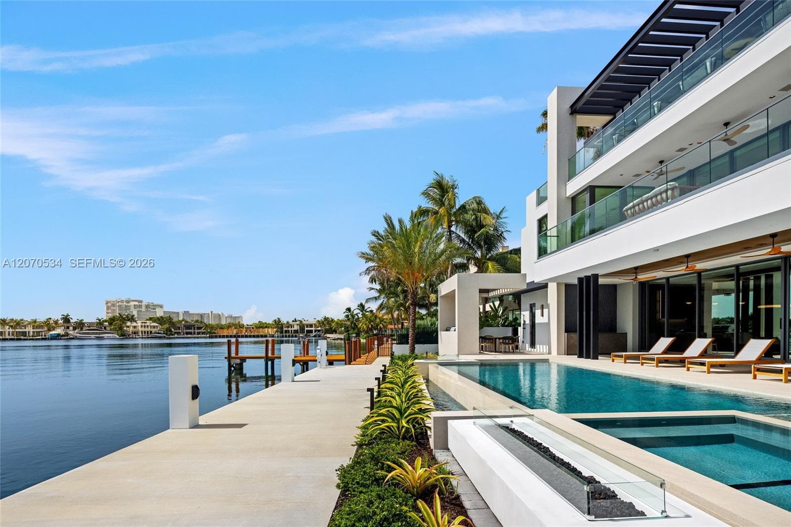 1400 W Lake Dr