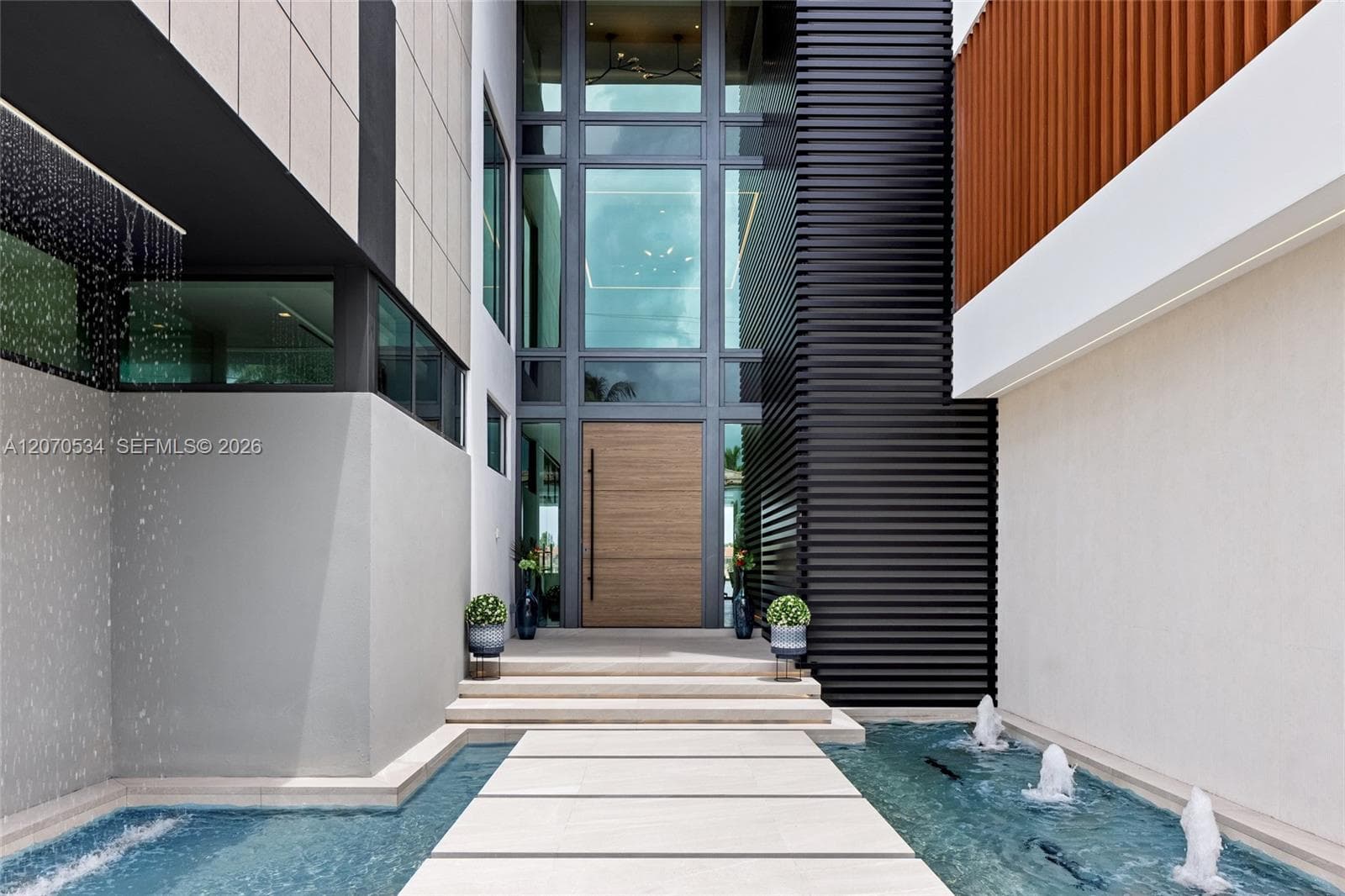 1400 W Lake Dr