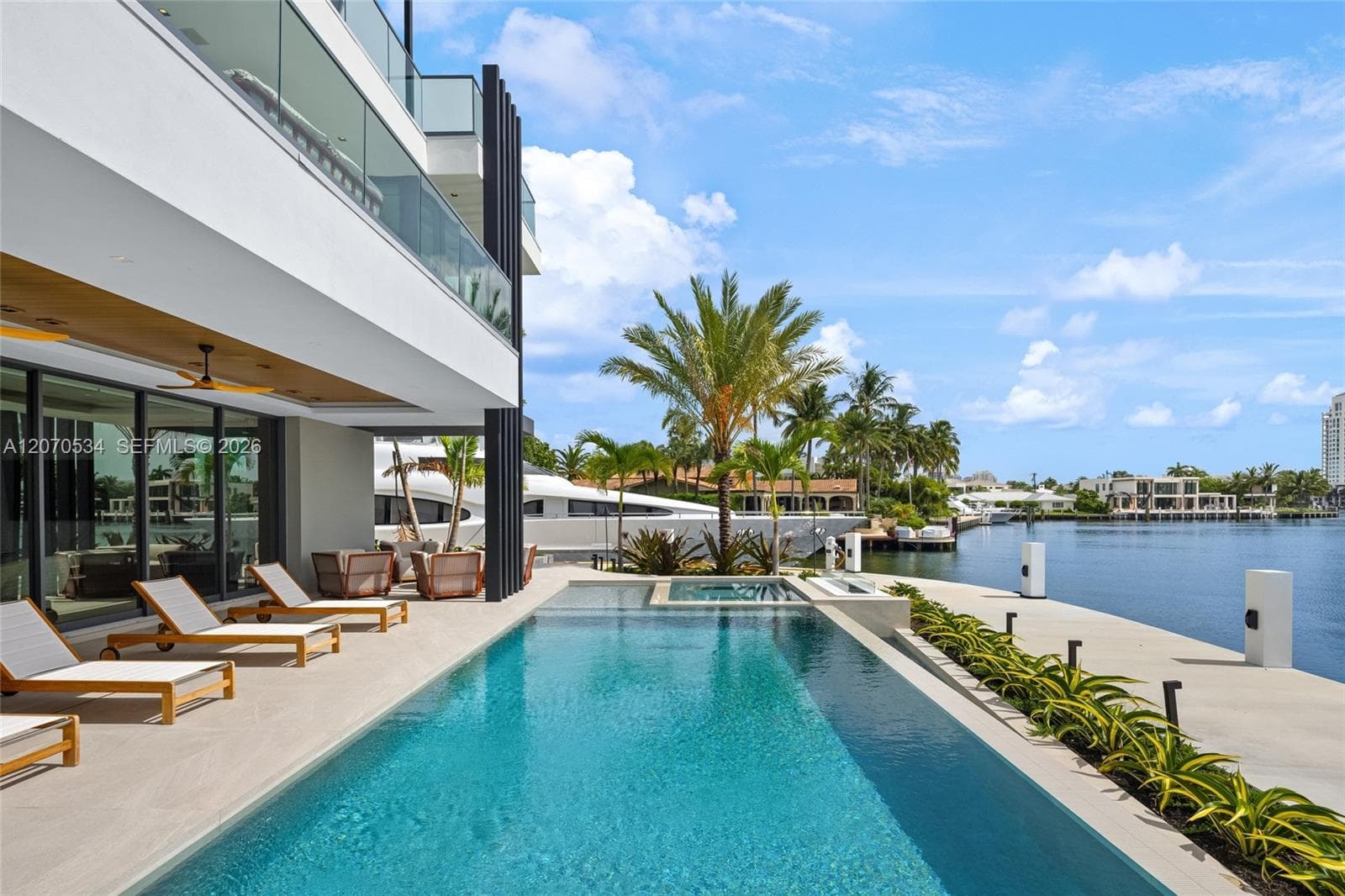 1400 W Lake Dr