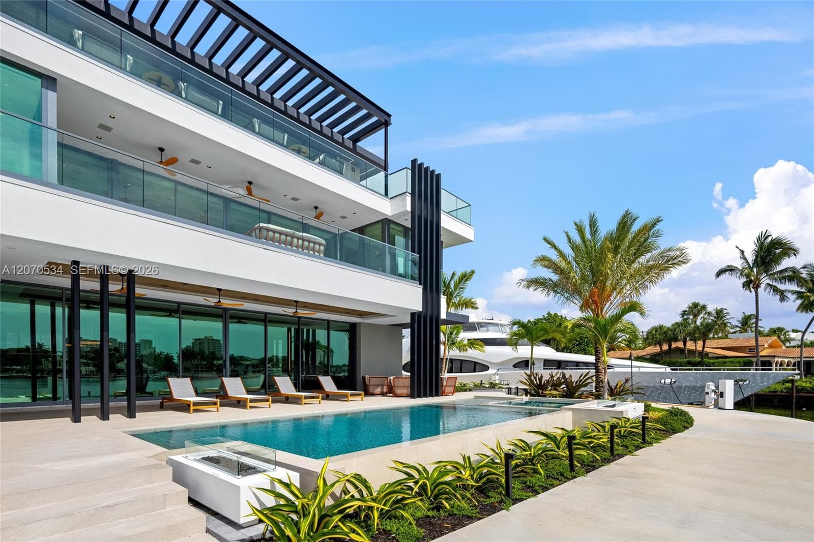 1400 W Lake Dr