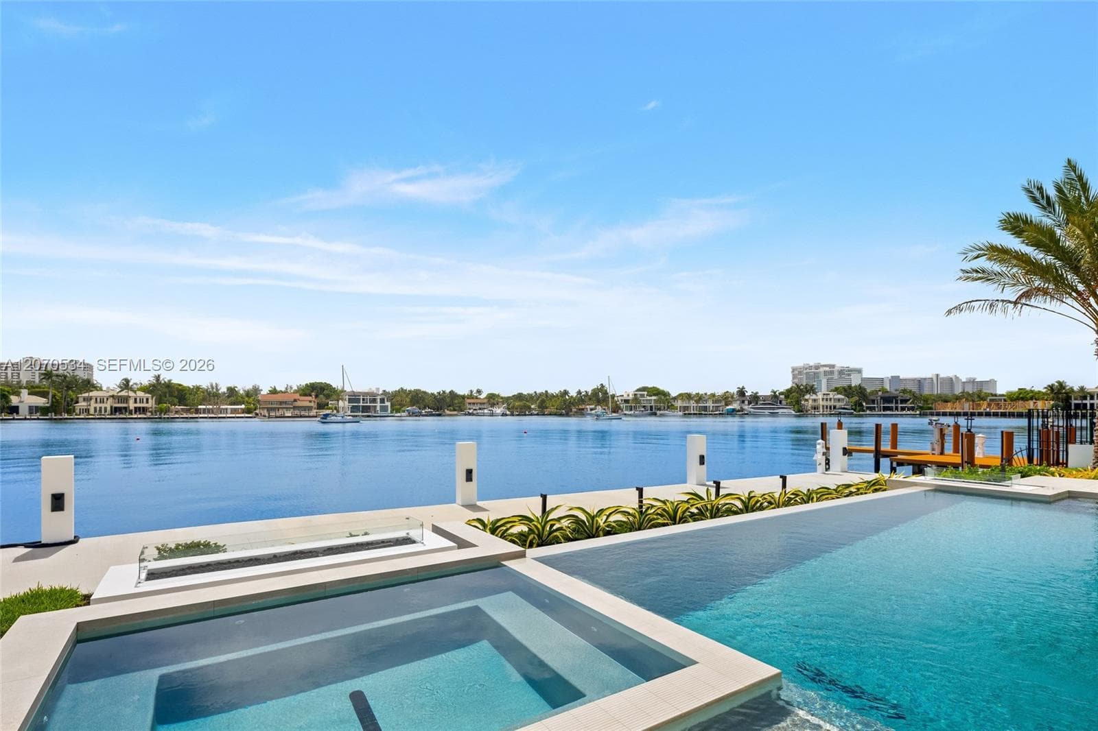 1400 W Lake Dr