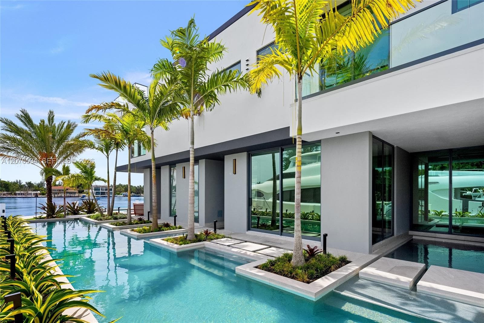1400 W Lake Dr
