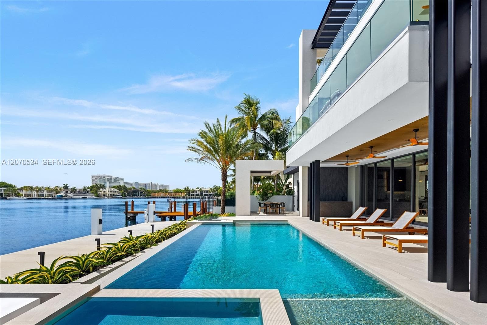 1400 W Lake Dr