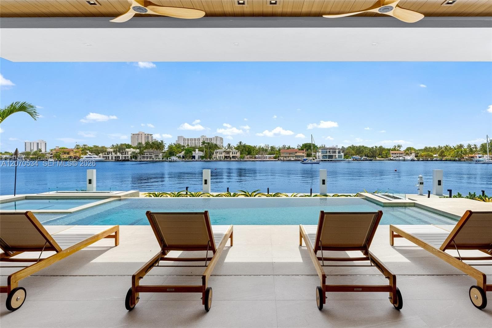 1400 W Lake Dr