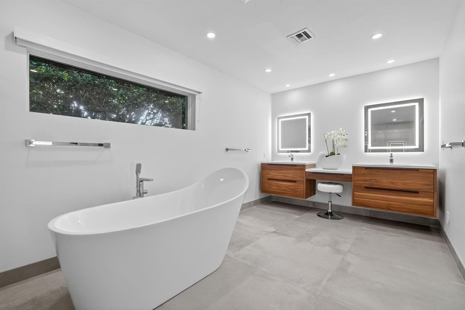 41 S Compass Dr