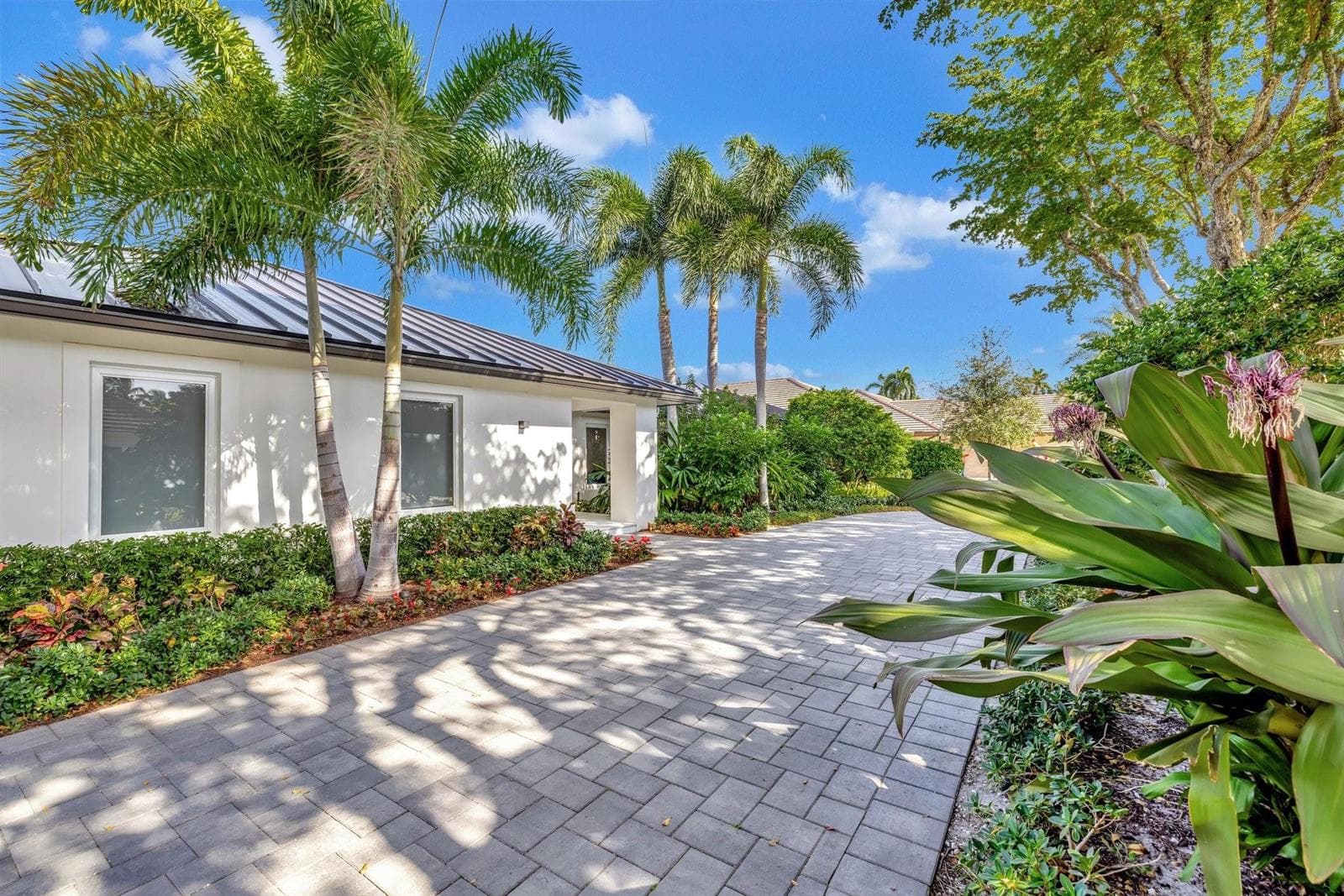 41 S Compass Dr