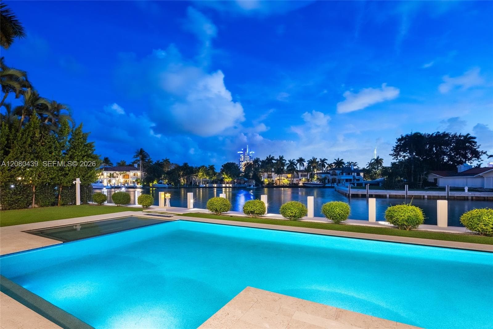 2560 Del Lago Dr