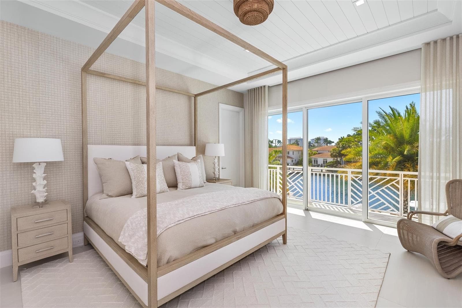 2520 Del Lago Dr