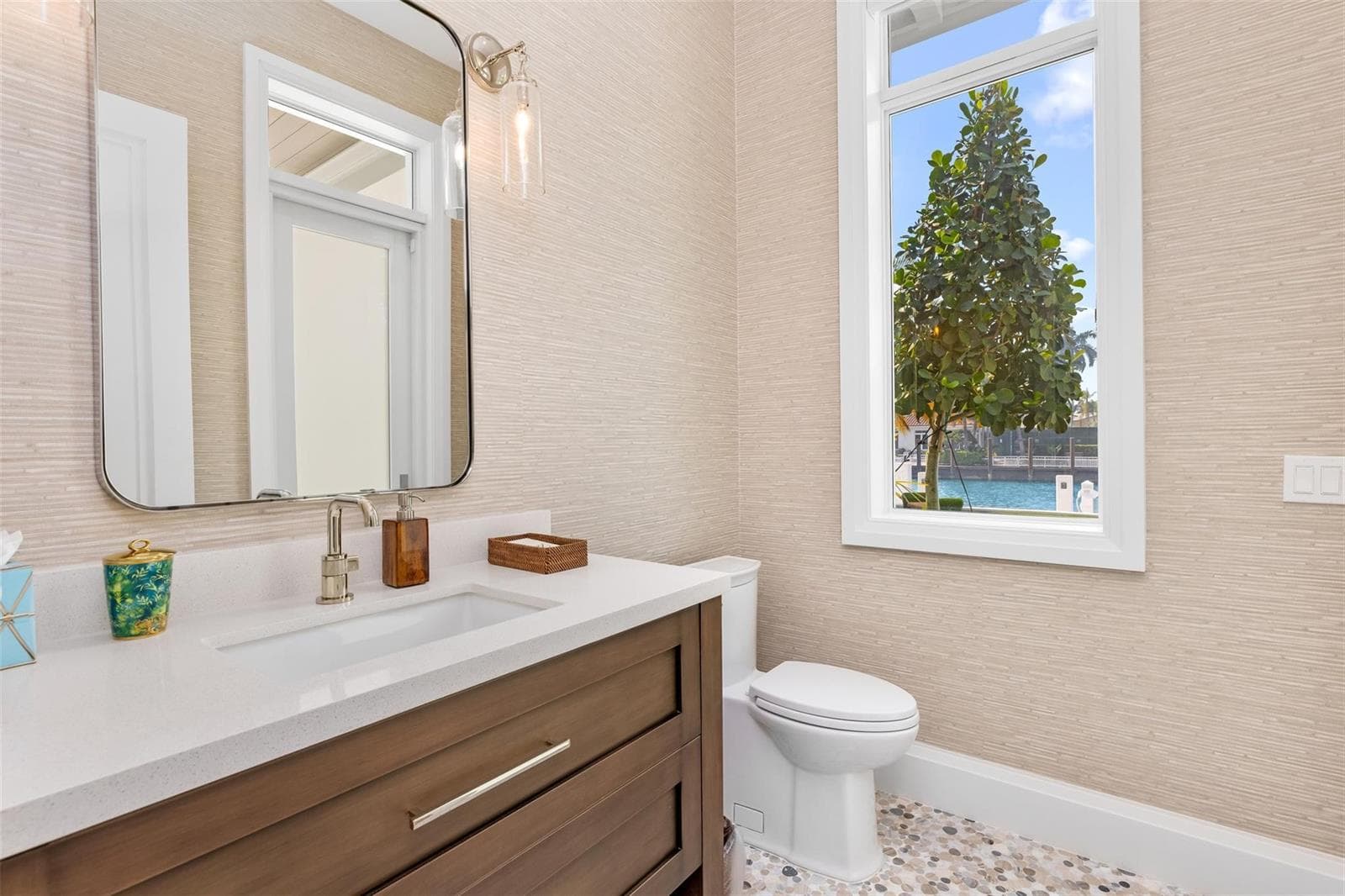 2520 Del Lago Dr