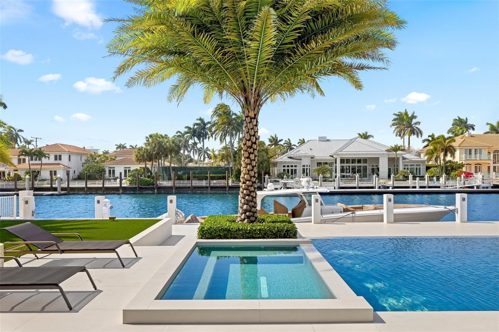 2520 Del Lago Dr