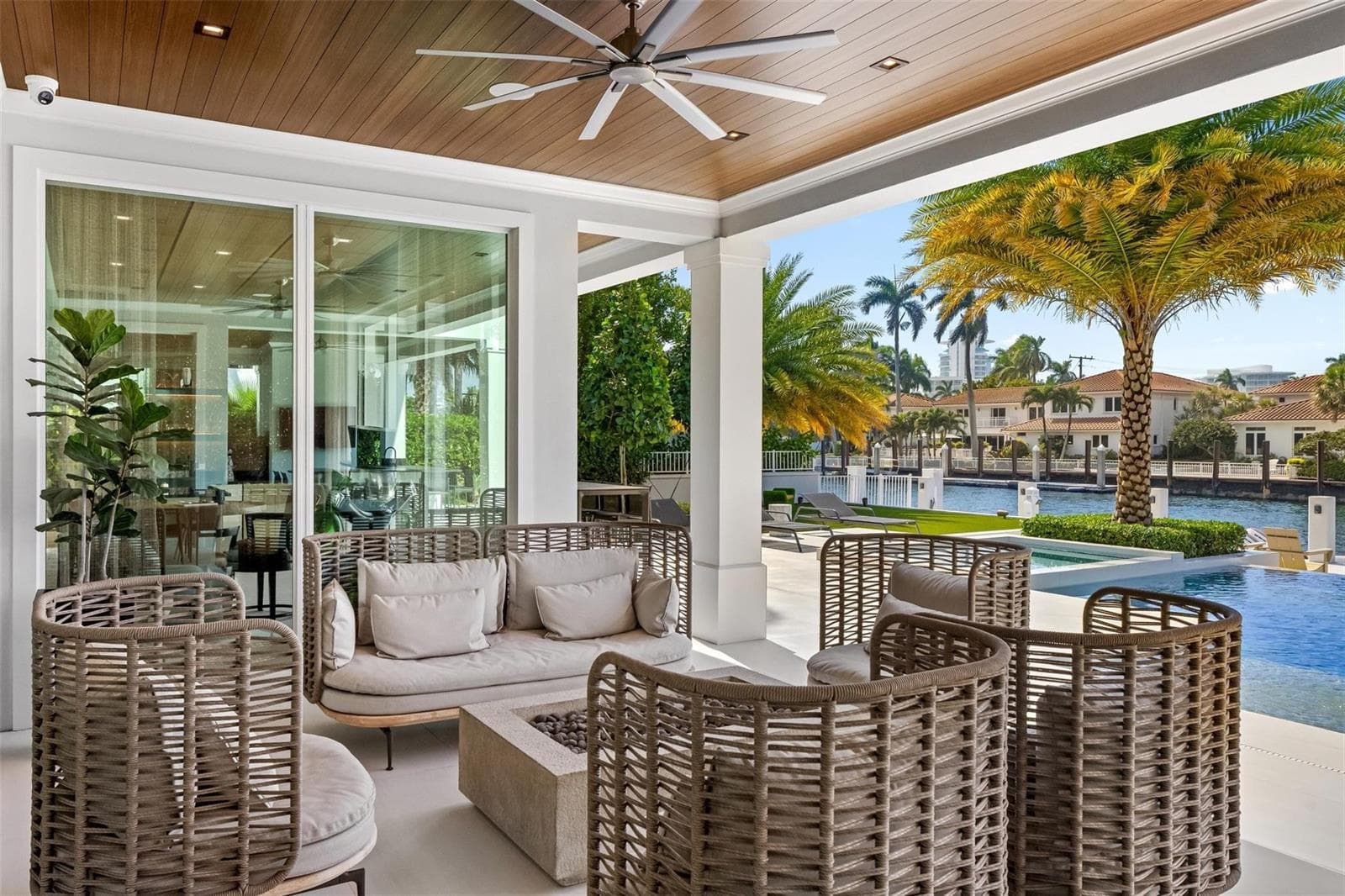 2520 Del Lago Dr